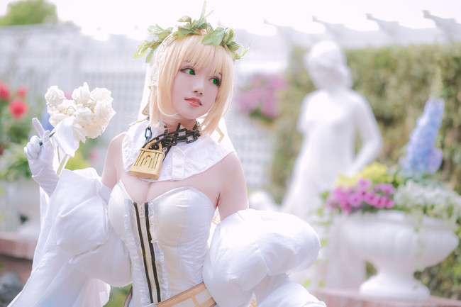 府东社区：为老党员过生日_开云